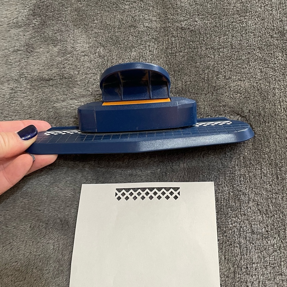 Fiskars Border Paper Punch - Picture 4 of 4